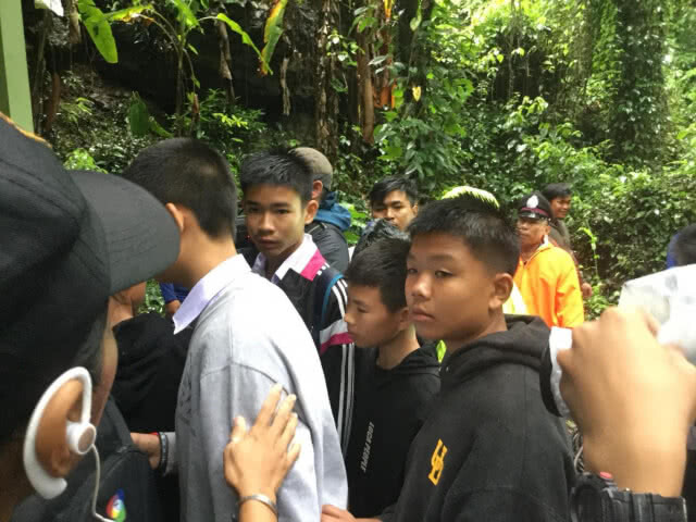 ทีมหมูป่า "ขอขมา" เจ้าแม่นางนอน หวังเพื่อน 13 ชีวิตออกจากถ้ำ