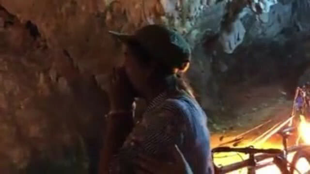 (คลิป) หวังเสียงเรียกถึงลูก! "ลูกกลับบ้านๆ"  แม่ตะโกนเรียกลูกหน้าปากถ้ำหลวง