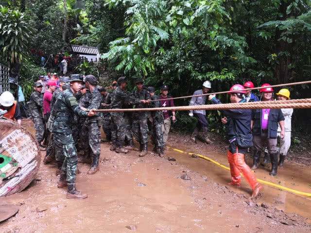 ผู้ว่าการกฟภ. ส่งสายไฟฟ้าชนิดกันน้ำ เพิ่ม 4,000 เมตร ติดตั้งแสงสว่างนำทางและระบบสูบน้ำ