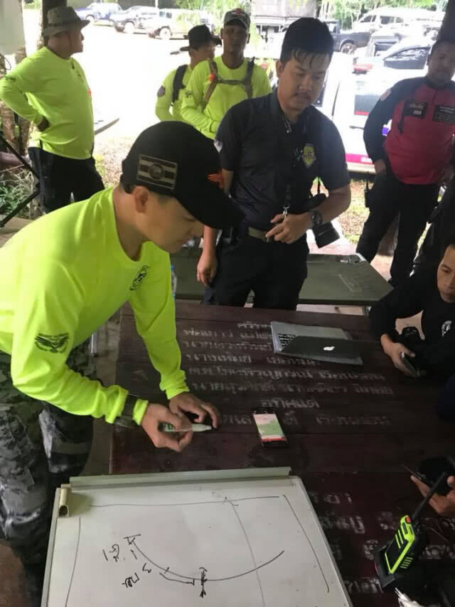 "ฝันดี" ลงพื้นที่ถ้ำหลวง ร่วมคุยน้องๆทีม "หมูป่า" เพื่อหาข้อมูล