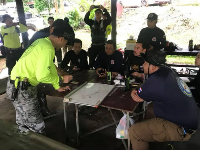 "ฝันดี" ลงพื้นที่ถ้ำหลวง ร่วมคุยน้องๆทีม "หมูป่า" เพื่อหาข้อมูล