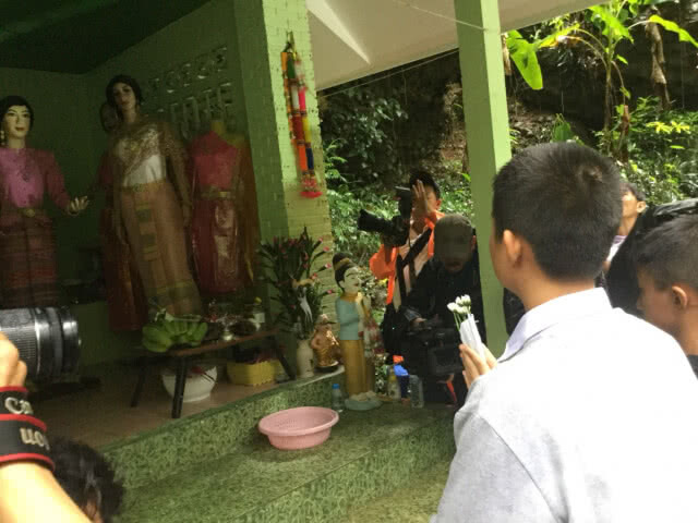 ทีมหมูป่า "ขอขมา" เจ้าแม่นางนอน หวังเพื่อน 13 ชีวิตออกจากถ้ำ