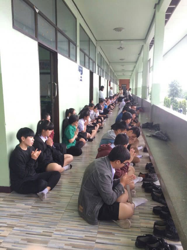 ชาวเชียงรายทุกภาคส่วนรวมใจ! อธิษฐานขอให้พบ 13 ชีวิตติดถ้ำหลวง