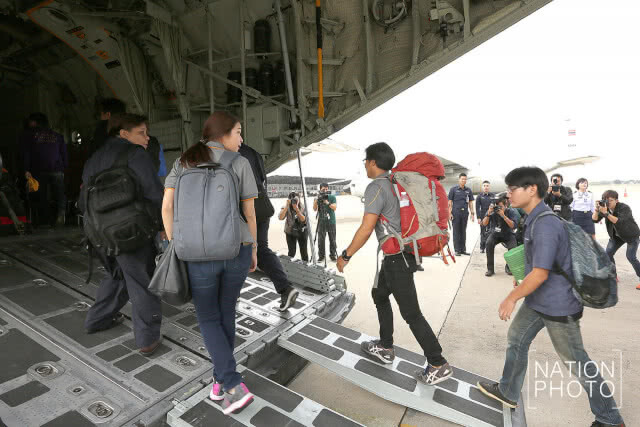 กองทัพอากาศ จัด C-130 ให้จนท.ชุดช่วยเหลือ ลงพื้นที่ถ้ำหลวง
