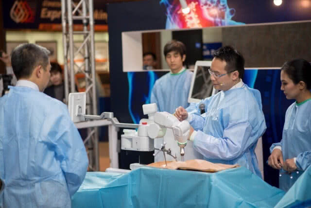 ย้ำภาพผู้นำ Healthcare 4.0 บำรุงราษฎร์เปิดตัวหุ่นยนต์ช่วยผ่าตัดผู้ป่วยกระดูกสันหลังตัวล่าสุด