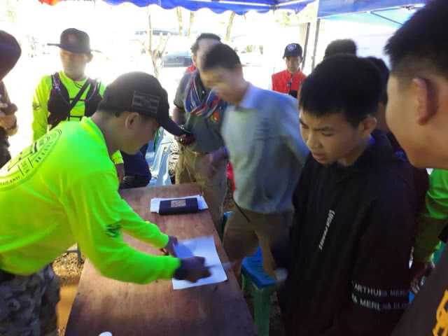 "ฝันดี" ลงพื้นที่ถ้ำหลวง ร่วมคุยน้องๆทีม "หมูป่า" เพื่อหาข้อมูล