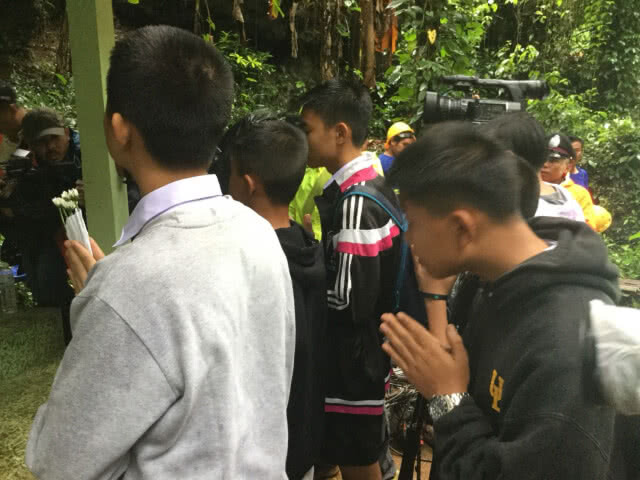 ทีมหมูป่า "ขอขมา" เจ้าแม่นางนอน หวังเพื่อน 13 ชีวิตออกจากถ้ำ