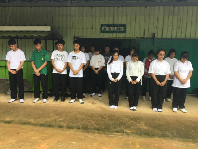 ชาวเชียงรายทุกภาคส่วนรวมใจ! อธิษฐานขอให้พบ 13 ชีวิตติดถ้ำหลวง