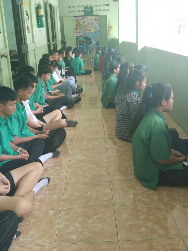 ชาวเชียงรายทุกภาคส่วนรวมใจ! อธิษฐานขอให้พบ 13 ชีวิตติดถ้ำหลวง