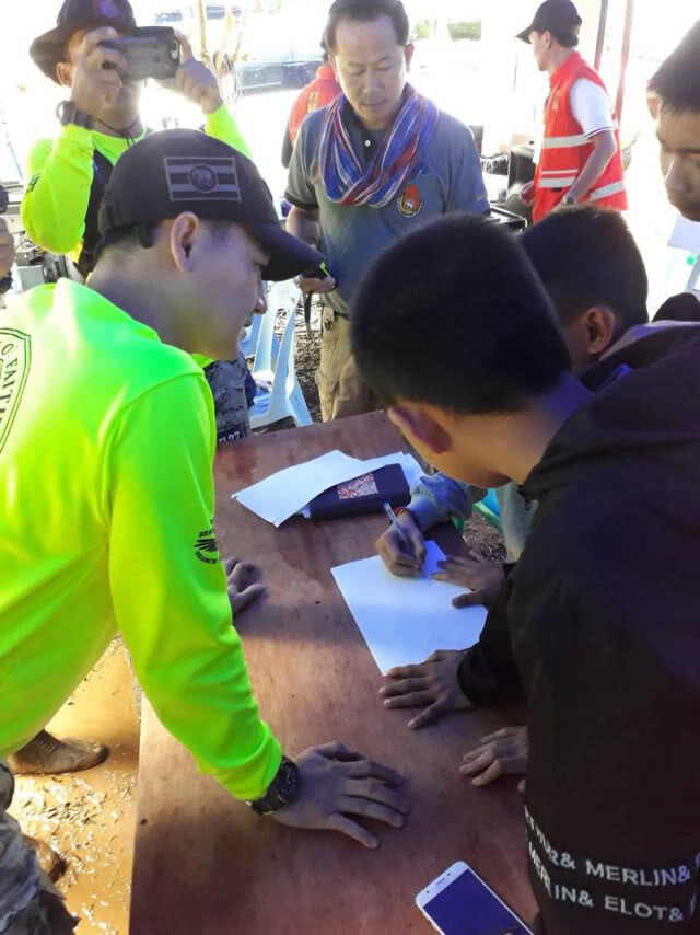 "ฝันดี" ลงพื้นที่ถ้ำหลวง ร่วมคุยน้องๆทีม "หมูป่า" เพื่อหาข้อมูล