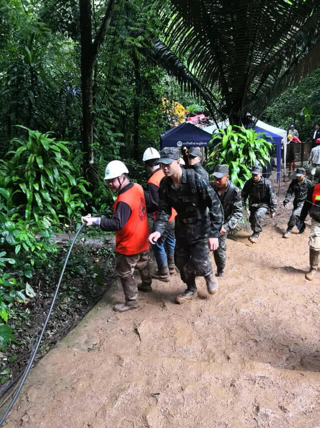 ผู้ว่าการกฟภ. ส่งสายไฟฟ้าชนิดกันน้ำ เพิ่ม 4,000 เมตร ติดตั้งแสงสว่างนำทางและระบบสูบน้ำ