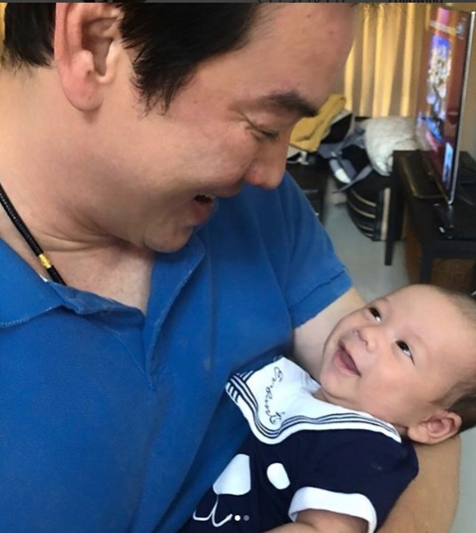 'คุณพ่อชาคริต' เห่อลูกชายหนัก  'น้องโพธิ์" อ้อนพ่อจนหลงหัวปักหัวปำ