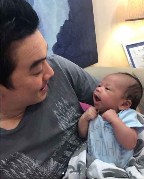 'คุณพ่อชาคริต' เห่อลูกชายหนัก  'น้องโพธิ์" อ้อนพ่อจนหลงหัวปักหัวปำ