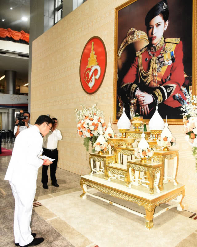 ฟ้าหญิงจุฬาภรณ์ฯ พระราชทานเงินสนับสนุนการปฏิบัติการช่วยเหลือ 13 ชีวิต "ทีมหมูป่า" ติดถ้ำหลวง