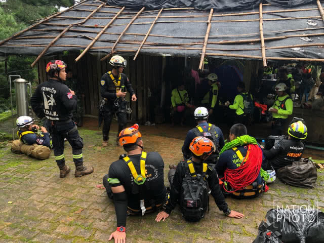 เร่งสกัดมวลน้ำเข้าถ้ำหลวง ค้นหาปากปล่องช่วย 13 ชีวิต