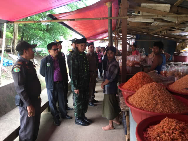 สนธิกำลังสั่งพ่อค้าแม่ค้าเมียนมารื้อแผงลอยลุกล้ำเขตไทย