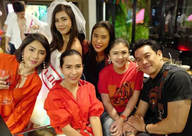 "อุ้ม ลักขณา" น้ำตาซึมเพื่อนแอบเซอร์ไพรส์ "จัดปาร์ตี้สละโสด"