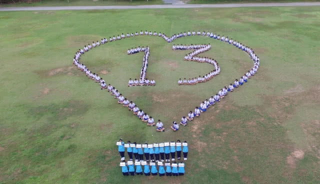 ผอ.รร.เทศบาล 5 นำนักเรียนชาย-หญิงร่วมตั้งจิตอธิษฐาน พร้อมแปรอักษรส่งแรงใจไป "ถ้ำหลวง"