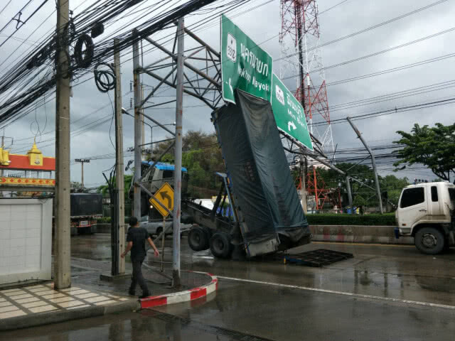 รถสิบล้อดั้มชนป้ายออกนอกเส้นทางแล้ว ค่าเสียหาย 1 ล้านบาท(มีคลิป)