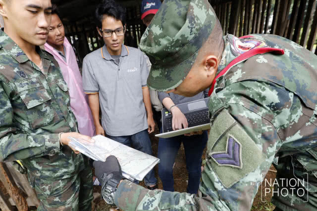 นำโดรนติดกล้องบินสำรวจหาปล่องภูเขา