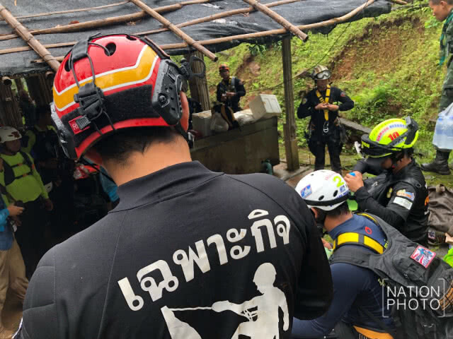 เร่งสกัดมวลน้ำเข้าถ้ำหลวง ค้นหาปากปล่องช่วย 13 ชีวิต