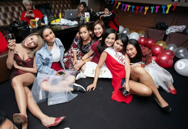 "อุ้ม ลักขณา" น้ำตาซึมเพื่อนแอบเซอร์ไพรส์ "จัดปาร์ตี้สละโสด"