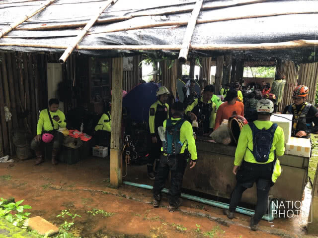 เร่งสกัดมวลน้ำเข้าถ้ำหลวง ค้นหาปากปล่องช่วย 13 ชีวิต