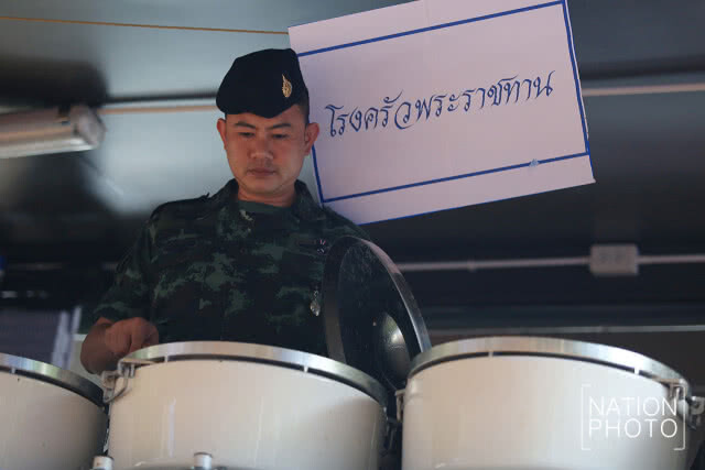 สมเด็จพระเจ้าอยู่หัว ทรงพระกรุณาโปรดเกล้าให้จัดตั้งโรงครัวพระราชทาน แก่จนท. และ ปชช. หน้าถ้ำหลวง