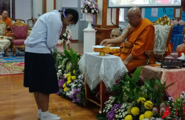 เจ้าคณะจังหวัดมอบทุนการศึกษา 385 ทุน พร้อมร่วมอธิษฐานจิตส่งพลังช่วยเด็ก 13 คน(มีคลิป)