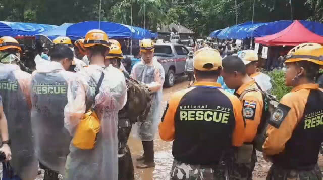 ปล่อยแถวชุดกู้ภัยสำรวจปล่องเพิ่ม
เร่งค้นหา 13 นักเตะหมูป่า