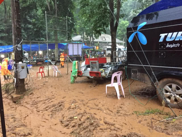 กู้ภัยโพสต์ โอด "หรืออาถรรพ์มีจริง?"ฝนตกหนักทันทีที่เจาะผนังถ้ำ