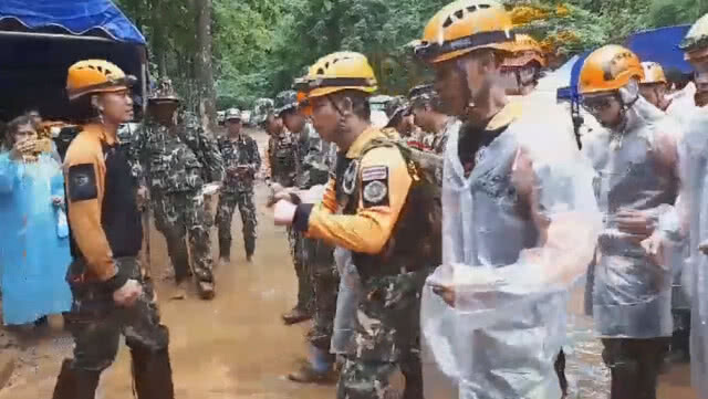 ปล่อยแถวชุดกู้ภัยสำรวจปล่องเพิ่ม
เร่งค้นหา 13 นักเตะหมูป่า