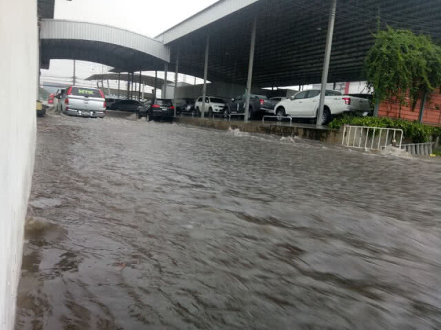 เมืองโคราชจมบาดาล หลังฝนตกหนักแค่ 1 ชั่วโมง