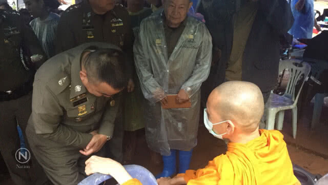 "ศรีวราห์" พบปะญาติทีมหมูป่า-เตรียมแผนช่วยเด็ก