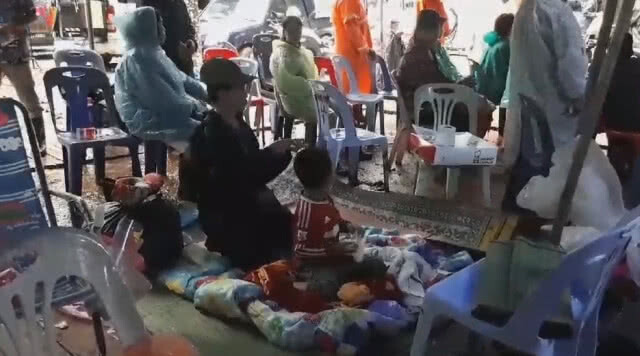 ญาติทีมหมูป่า
ปักหลักฟังข่าวดี
"พระแจ๊ส"ชวนสวดมนต์ส่งใจช่วย