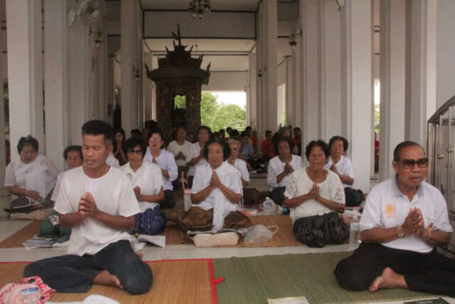 ชาวขอนแก่นสวดมนต์ ขอให้ 13 ชีวิตปลอดภัย