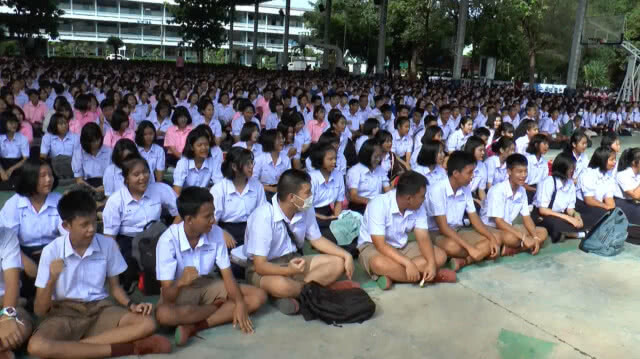 นร.-ครูสวดมนต์ขอพรสิ่งศักดิ์สิทธิ์ให้นักบอลเยาวชนและโค้ชติดถ้ำปลอดภัย