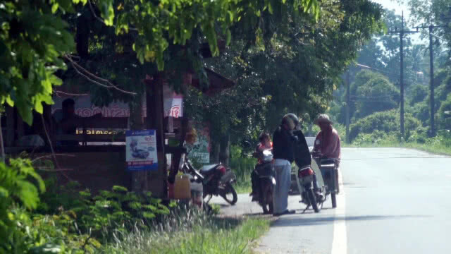 "ประวิตร" กำชับทัพภาค 4 เร่งสาวขบวนการค้าน้ำมันเถื่อน สั่งสอบโยงกลุ่มการเมืองหรือไม่