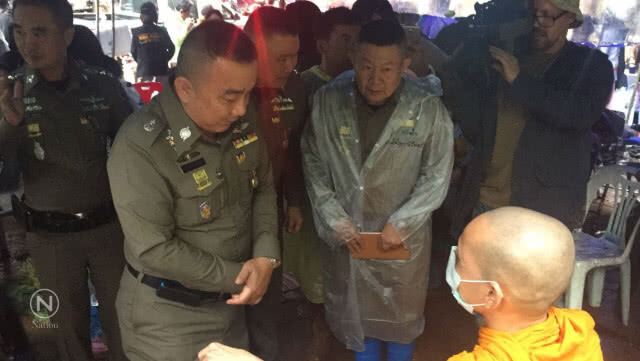 "ศรีวราห์" พบปะญาติทีมหมูป่า-เตรียมแผนช่วยเด็ก