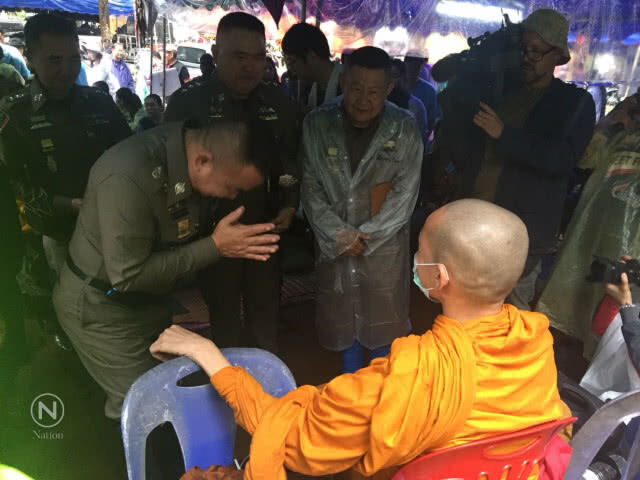 "ศรีวราห์" พบปะญาติทีมหมูป่า-เตรียมแผนช่วยเด็ก