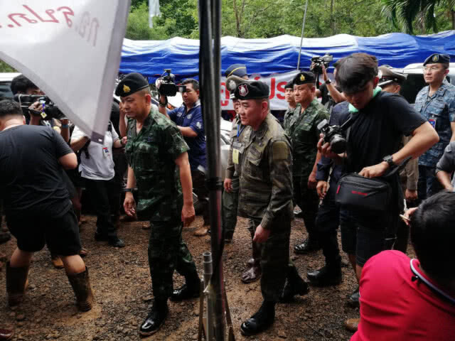 รองโฆษกตร.เผย เตรียมกำลัง 700 นาย ผลัดเปลี่ยนเวรระดมช่วยเหลือทีมหมูป่า
