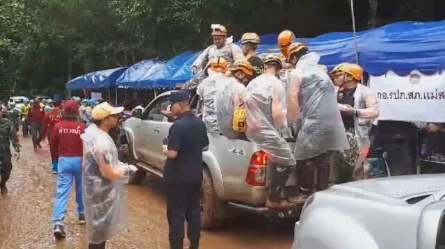 ปล่อยแถวชุดกู้ภัยสำรวจปล่องเพิ่ม
เร่งค้นหา 13 นักเตะหมูป่า