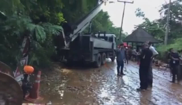 กู้ภัยโพสต์ โอด "หรืออาถรรพ์มีจริง?"ฝนตกหนักทันทีที่เจาะผนังถ้ำ