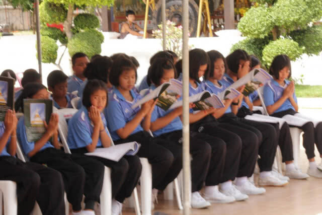 ชาวขอนแก่นสวดมนต์ ขอให้ 13 ชีวิตปลอดภัย