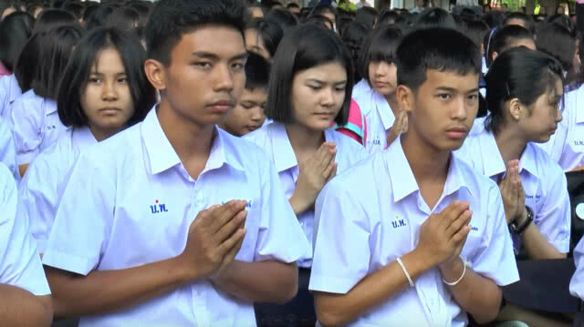 นร.-ครูสวดมนต์ขอพรสิ่งศักดิ์สิทธิ์ให้นักบอลเยาวชนและโค้ชติดถ้ำปลอดภัย