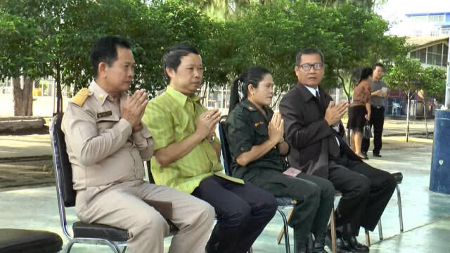 นร.-ครูสวดมนต์ขอพรสิ่งศักดิ์สิทธิ์ให้นักบอลเยาวชนและโค้ชติดถ้ำปลอดภัย