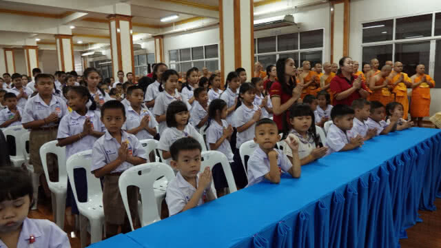 เจ้าคณะจังหวัดมอบทุนการศึกษา 385 ทุน พร้อมร่วมอธิษฐานจิตส่งพลังช่วยเด็ก 13 คน(มีคลิป)