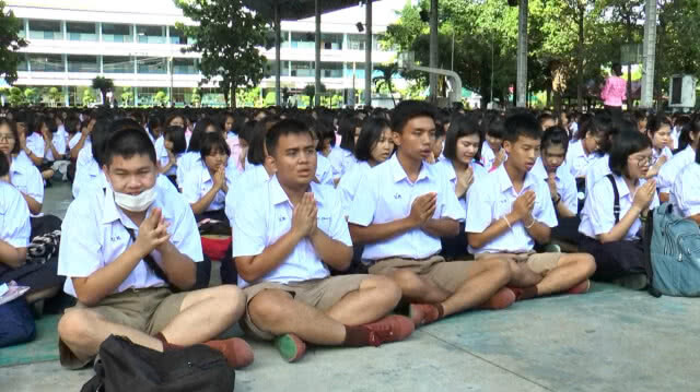 นร.-ครูสวดมนต์ขอพรสิ่งศักดิ์สิทธิ์ให้นักบอลเยาวชนและโค้ชติดถ้ำปลอดภัย