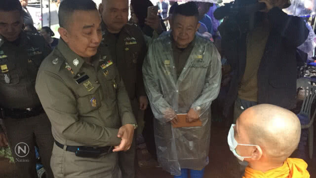 "ศรีวราห์" พบปะญาติทีมหมูป่า-เตรียมแผนช่วยเด็ก