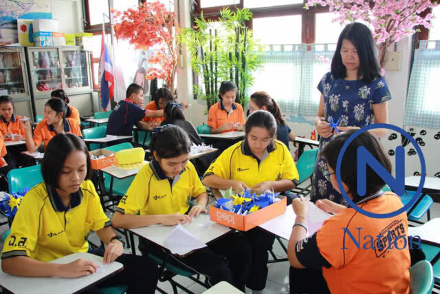พับ 'นกกระเรียน' ส่งจิตอธิษฐาน ขอทีมหมูป่าปลอดภัย